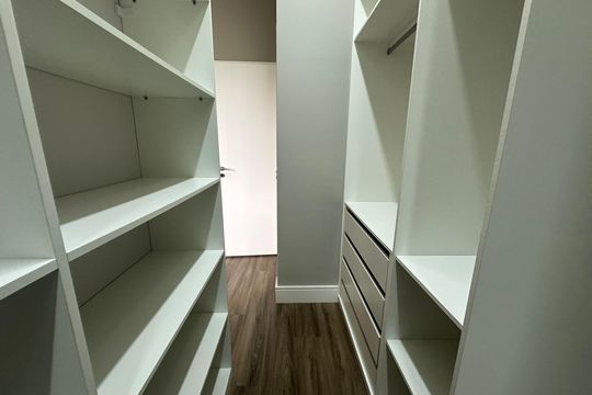 Closet da suíte 2 de apartamento à venda com 2 quartos, 107m² em Empresarial 18 do Forte, Barueri