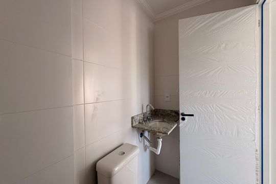 Banheiro de apartamento à venda com 2 quartos, 56m² em Parque das Nações, Santo André