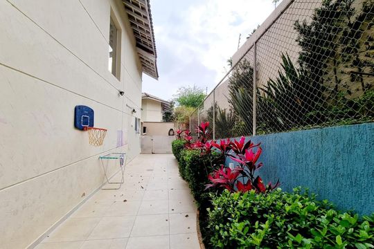 Casa de Condomínio à venda com 3 quartos, 274m² em Umuarama, São Paulo