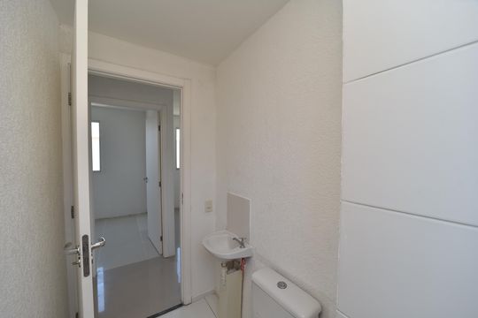 Banheiro de apartamento à venda com 2 quartos, 45m² em Sarandi, Porto Alegre