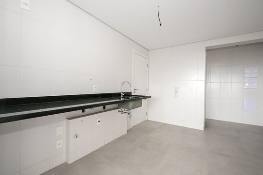 Cozinha de apartamento à venda com 3 quartos, 186m² em Real Parque, São Paulo
