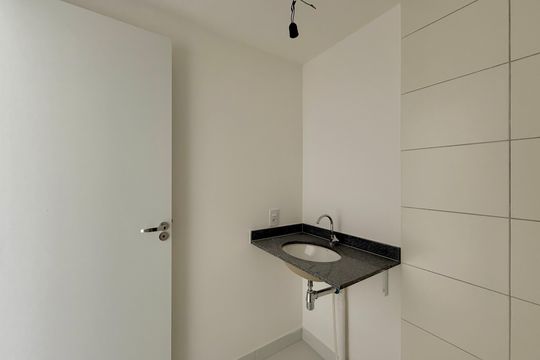 Banheiro  de kitnet/studio para alugar com 0 quarto, 24m² em Vila Cordeiro, São Paulo
