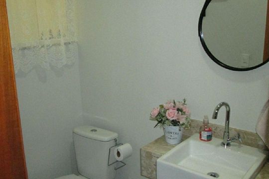 Banheiro de serviço de casa de condomínio à venda com 3 quartos, 101m² em Vila Rosa, São Paulo