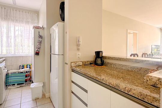 Cozinha de apartamento para alugar com 2 quartos, 90m² em Jurerê, Florianópolis