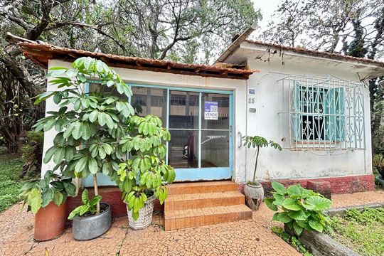 Placa instalada na fachada do imóvel de casa à venda com 3 quartos, 200m² em Vila Galvão, Guarulhos