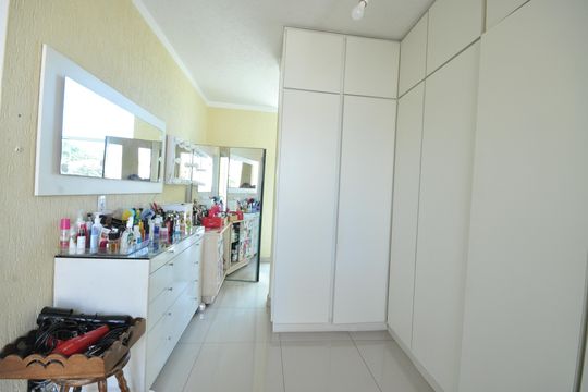 Closet de casa à venda com 3 quartos, 300m² em Jardim Guanca, São Paulo