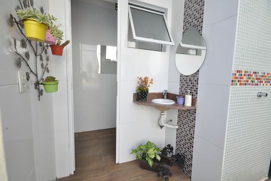 Banheiro de serviço de casa à venda com 3 quartos, 300m² em Jardim Guanca, São Paulo