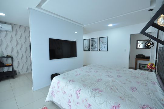 Suíte Master de casa à venda com 3 quartos, 300m² em Jardim Guanca, São Paulo