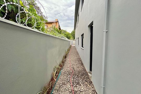 Pátio lateral de apartamento para alugar com 1 quarto, 29m² em Rondônia, Novo Hamburgo