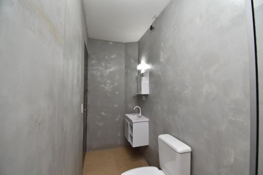 Banheiro  de apartamento à venda com 3 quartos, 70m² em Cajuru, Curitiba