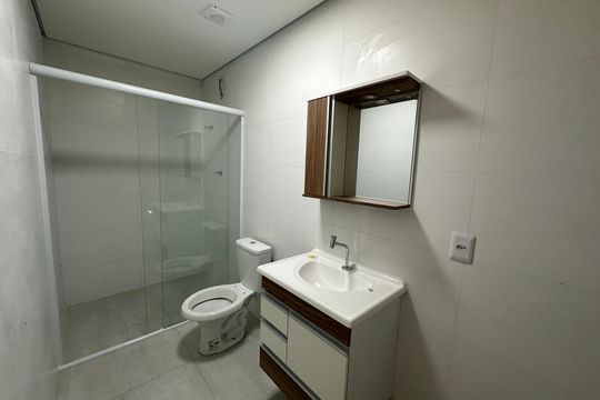 Banheiro de apartamento para alugar com 2 quartos, 57m² em Outeiro de São Fernando, Barueri
