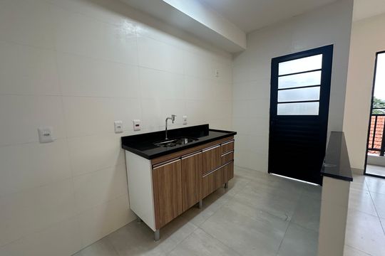 Cozinha de apartamento para alugar com 2 quartos, 57m² em Outeiro de São Fernando, Barueri