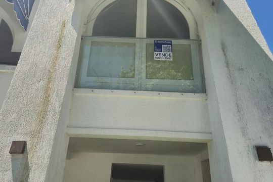 Placa instalada de casa de condomínio à venda com 4 quartos, 1425m² em Barra da Tijuca, Rio de Janeiro