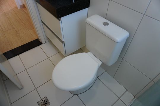 Banheiro de apartamento para alugar com 2 quartos, 51m² em Chácara Letônia, Americana
