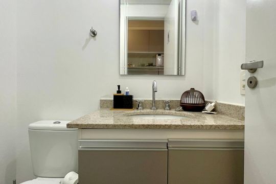 Banheiro de kitnet/studio à venda com 1 quarto, 25m² em Pinheiros, São Paulo