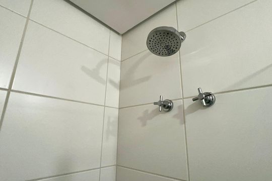 Banheiro de kitnet/studio à venda com 1 quarto, 25m² em Pinheiros, São Paulo