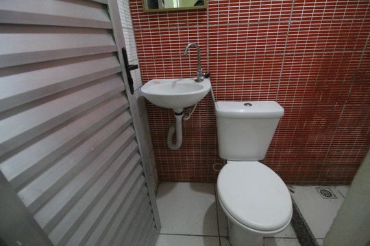 Banheiro de kitnet/studio para alugar com 1 quarto, 28m² em Recreio, Rio de Janeiro