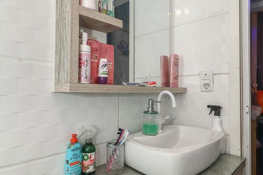 Banheiro de apartamento à venda com 2 quartos, 55m² em Jardim Dona Leopoldina, Porto Alegre
