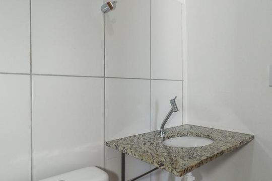 Banheiro da Suíte de apartamento à venda com 2 quartos, 52m² em Santa Fe, Porto Alegre