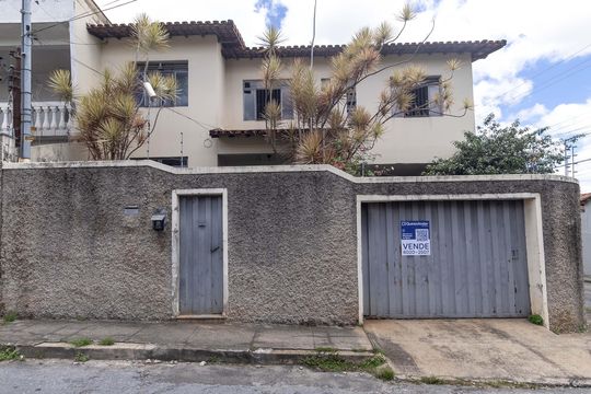 Fachada de casa à venda com 4 quartos, 335m² em Alípio de Melo, Belo Horizonte