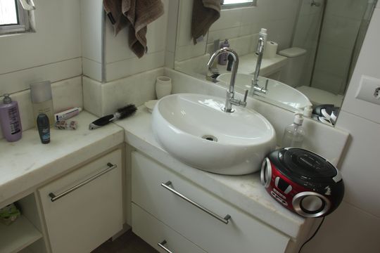 Banheiro da Suíte 1 de apartamento para alugar com 3 quartos, 210m² em Ponta da Praia, Santos