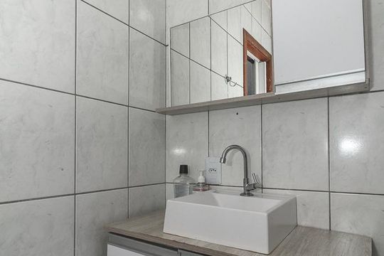 Banheiro de apartamento à venda com 2 quartos, 54m² em São Sebastião, Porto Alegre