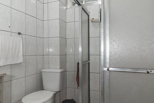 Banheiro de apartamento à venda com 2 quartos, 54m² em São Sebastião, Porto Alegre