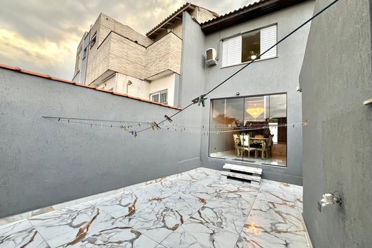 Quintal de casa à venda com 4 quartos, 186m² em Parque Imperial, São Paulo