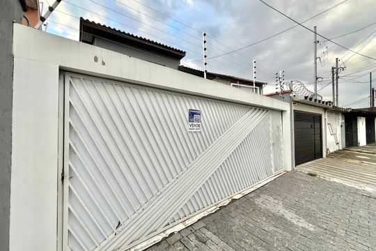 Fachada de casa à venda com 4 quartos, 186m² em Parque Imperial, São Paulo