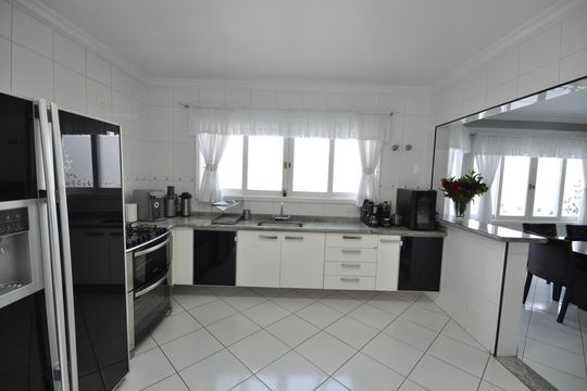 Cozinha de casa à venda com 4 quartos, 345m² em Tremembé, São Paulo