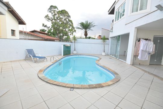 Piscina de casa à venda com 4 quartos, 345m² em Tremembé, São Paulo