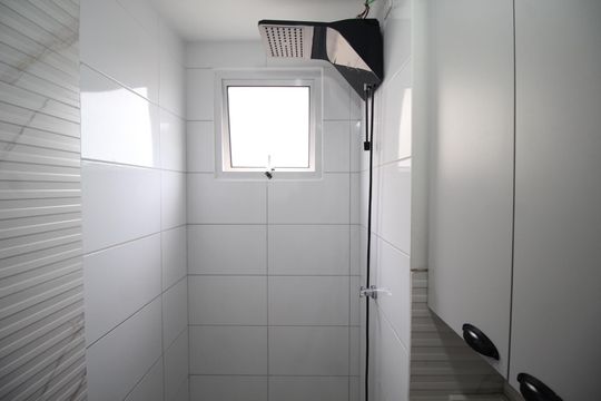 Banheiro de apartamento à venda com 2 quartos, 50m² em Santa Fé, Porto Alegre