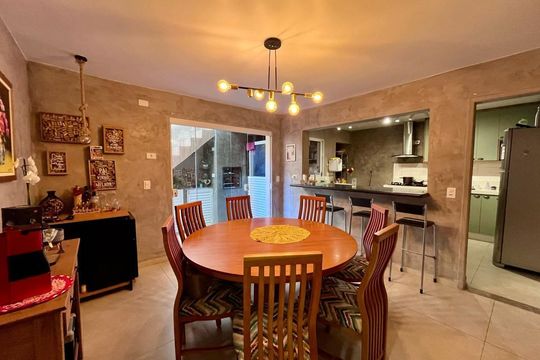 Casa à venda com 3 quartos, 249m² em Eldorado, Diadema