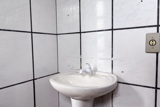 Banheiro de casa de condomínio à venda com 2 quartos, 200m² em Campo Novo, Porto Alegre