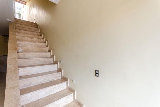 Escada de casa à venda com 3 quartos, 183m² em Vila Mirante, São Paulo
