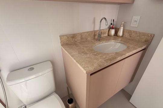 Banheiro da suíte de apartamento para alugar com 3 quartos, 80m² em Setor Bueno, Goiânia