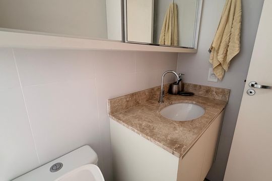Banheiro social de apartamento para alugar com 3 quartos, 80m² em Setor Bueno, Goiânia