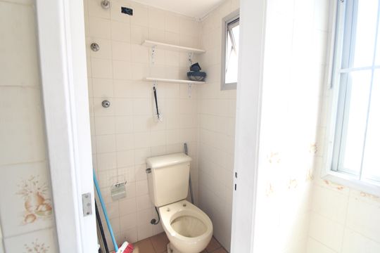 Banheiro de serviço de apartamento à venda com 3 quartos, 88m² em Campininha, São Paulo