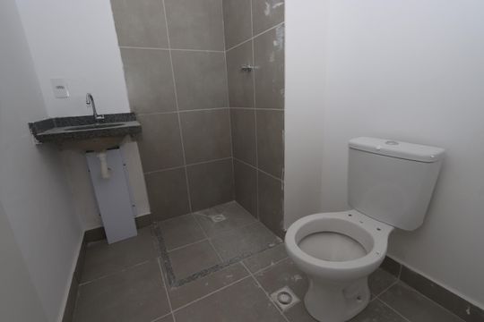 Banheiro de kitnet/studio à venda com 1 quarto, 23m² em Vila Ema, São Paulo