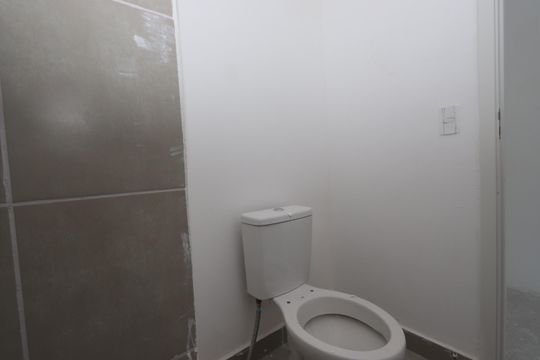 Banheiro de kitnet/studio à venda com 1 quarto, 23m² em Vila Ema, São Paulo