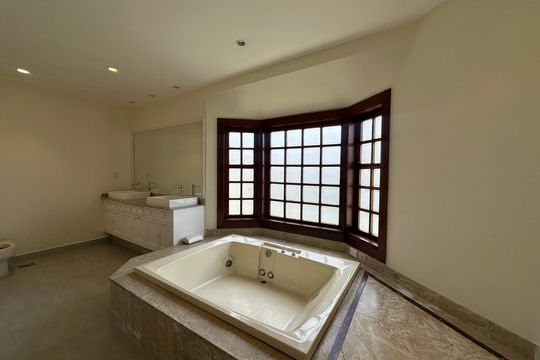 Banheiro da Suíte 1 de casa de condomínio à venda com 3 quartos, 362m² em Alphaville Residencial Um, Barueri