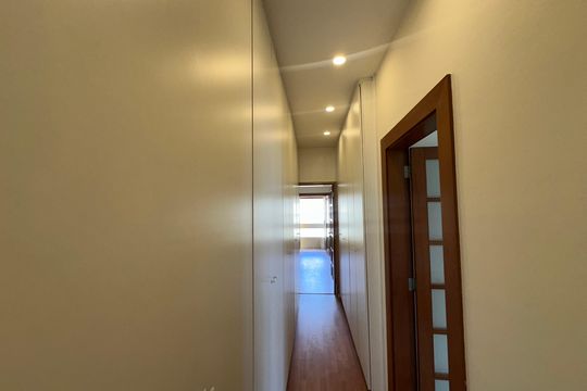 Closet da suíte 1 de casa de condomínio à venda com 3 quartos, 362m² em Alphaville Residencial Um, Barueri