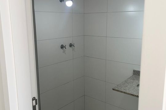 Banheiro de apartamento à venda com 1 quarto, 28m² em Vila Clementino, São Paulo