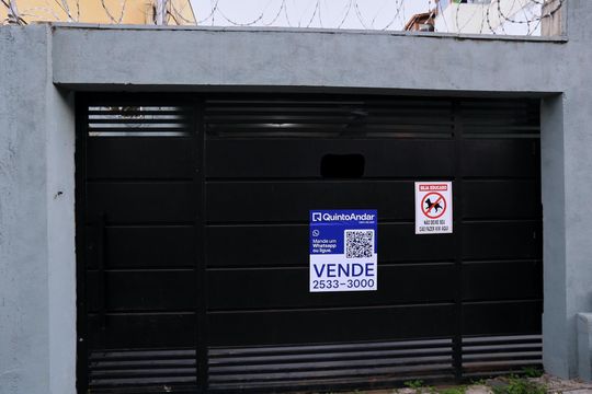Fachada com Plaquinha de casa à venda com 2 quartos, 200m² em Sagrada Família, Belo Horizonte