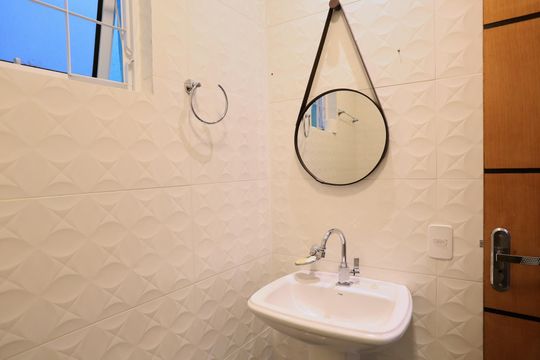 Banheiro de casa à venda com 2 quartos, 200m² em Sagrada Família, Belo Horizonte