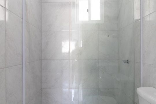 Banheiro Social de apartamento para alugar com 1 quarto, 50m² em Azenha, Porto Alegre