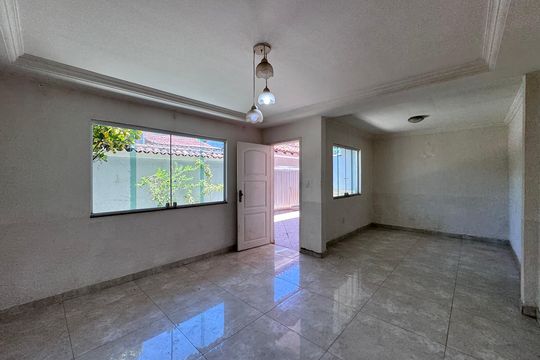 Sala de casa à venda com 2 quartos, 200m² em Vargem Grande, Rio de Janeiro