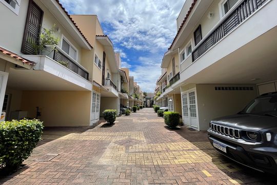 Fachada de casa de condomínio à venda com 3 quartos, 136m² em Caxingui, São Paulo