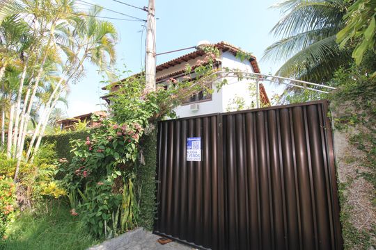 Placa de casa de condomínio à venda com 4 quartos, 1500m² em Pechincha, Rio de Janeiro