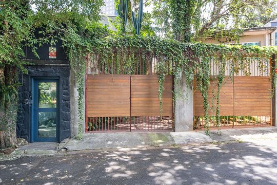 Fachada de casa à venda com 2 quartos, 110m² em Vila Madalena, São Paulo